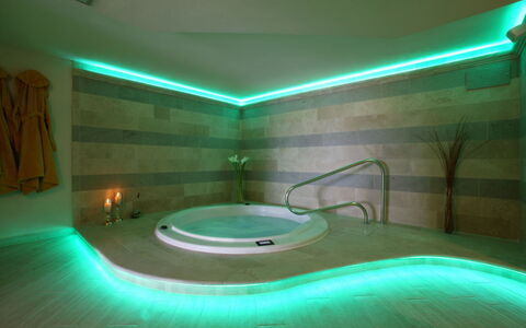 Villa Eline: Design Intérieur, Sol, Sol, Plafond, Recours, Hôtel, Conception, Baignoire, Piscine