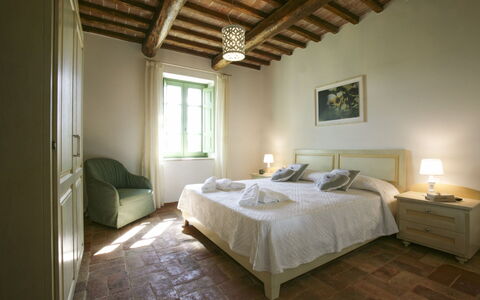 Villa Eline: Lit, Chambre, Meubles, Sol, Drap De Lit, Literie, Design Intérieur, Sol, Domicile, Cadre De Lit