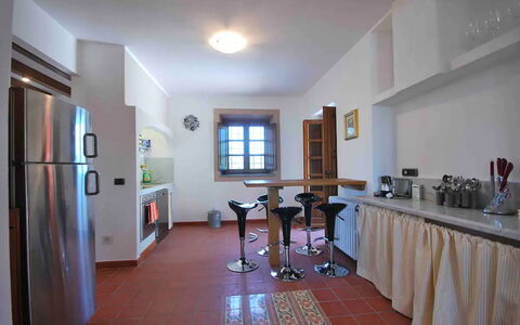 Villa Sarzana: Design Intérieur, Meubles, Sol, Cuisine, Plafond, Bois, Appareil De Cuisine, Comptoir, Sol, Luminaire
