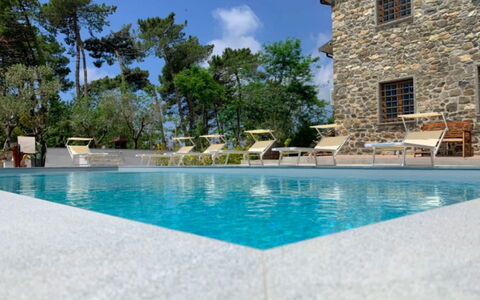 Villa Sarzana: Bleu, Piscine, Recours, Composite, Eco Hôtel, Biens, Caractéristique De L'Eau, Ombre, Villa, Tuile