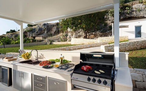 Villa Nina: Cuisine, Principaux Appliance, Appareil De Cuisine, Cuisinière, Gaz Poele, Comptoir, Le Fourneau, Électroménager, Chaise, Plante D'Appartement