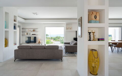 Villa Nina: Meubles, Design Intérieur, Mur, Sol, Sol, Bois, Plafond, Salon, Pièce, Domicile