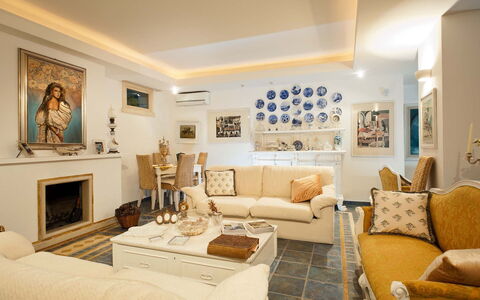 Villa Teresa: Meubles, Design Intérieur, Canapé, Sol, Plafond, Bois, Table, Salon, Sol, Pièce