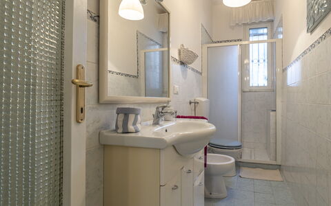 Casa Liliana Ac, Wifi, Forte Dei Marmi: Luminaire Plomberie, Salle De Bains, Lavabo, Sol, Sol, Design Intérieur, Évier, Toilette, Robinet, Plomberie