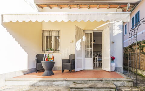 Casa Liliana Ac, Wifi, Forte Dei Marmi: Porte, Domicile, Pot De Fleur, Meubles, Porche, Store, Plante D'Appartement, Chaise, Structure En Plein Air, Mobilier De Jardin