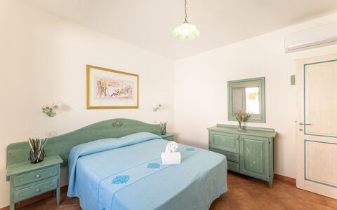 Apartments In Golfo Orosei: Meubles, Sol, Design Intérieur, Sol, Plafond, Table, Pièce, Chambre, Lit, Chaise