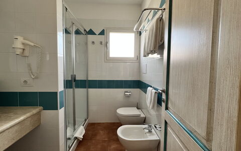 Apartments In Golfo Orosei: Sol, Design Intérieur, Luminaire Plomberie, Sol, Plomberie, Salle De Bains, Tuile, Toilette, Robinet, Évier