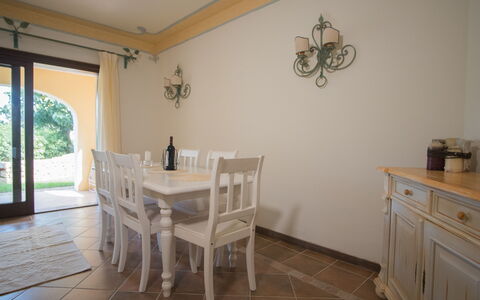 Porto Cervo Apartments Wifi And Ac: Meubles, Design Intérieur, Sol, Bois, Sol, Table, Table Cuisine Et Salle A Manger, Salle À Manger, Pièce, Chaise