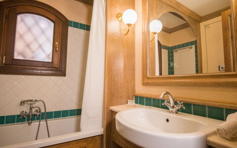 Porto Cervo Apartments Wifi And Ac: Luminaire Plomberie, Lavabo, Salle De Bains, Design Intérieur, Robinet, Évier, Sol, Sol, Plomberie, Miroir