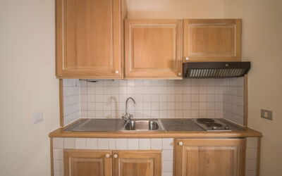 Perla Apartments: Cuisine, Comptoir, Appareil De Cuisine, Bois, Principaux Appliance, Cabinetry, Evier, Évier, Sol, Luminaire Plomberie