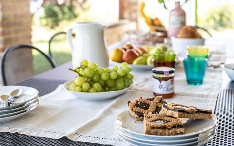 Poggio Padule: Aliments, Vaisselle, Serveware, Table, Drinkware, Vaisselle, Meubles, Ingrédient, Fruit, Assiette