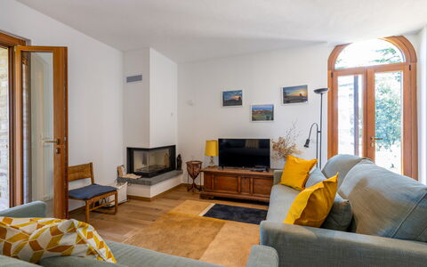 Il Pino Apartment: Meubles, Design Intérieur, Sol, Sol, Mur, Bois, Canapé, Pièce, Salon, Plafond