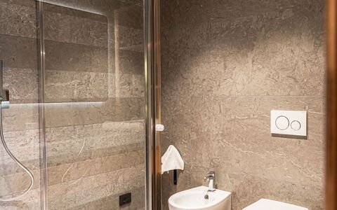 Baita Granda: Salle De Bains, Sol, Sol, Luminaire Plomberie, Toilette, Mur, Design Intérieur, Siège De Toilette, Plomberie, Tuile
