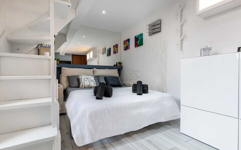 Duomo In 8 Stop: Meubles, Design Intérieur, Sol, Mur, Sol, Bois, Pièce, Chambre, Plafond, Lit