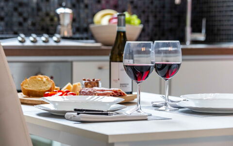 Duomo In 8 Stop: Aliments, Vaisselle, Serveware, Drinkware, Vaisselle, Table, Ingrédient, Fruit, Verre De Vin, Assiette