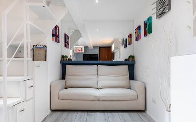 Duomo In 8 Stop: Meubles, Design Intérieur, Canapé, Sol, Sol, Mur, Bois, Pièce, Salon, Appartement