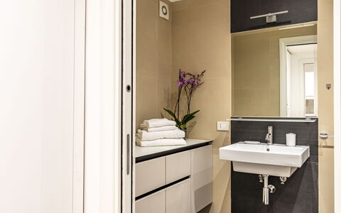 Suite Trastevere: Design Intérieur, Mur, Sol, Sol, Luminaire Plomberie, Lavabo, Salle De Bains, Armoire De Toilette, Évier, Miroir