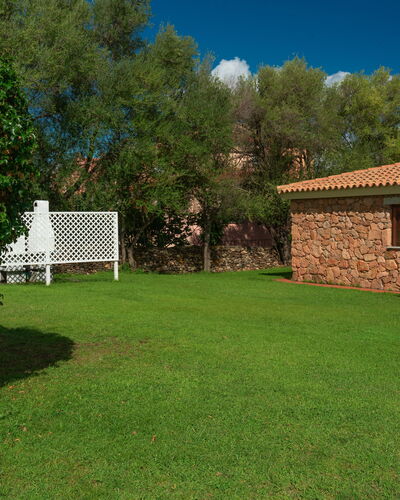 San Teodoro Apartments: Jardin, Ombre, Pelouse, Arrière-Cour, Piscine, Aménagement Paysager, Cour, Hacienda, Ferme