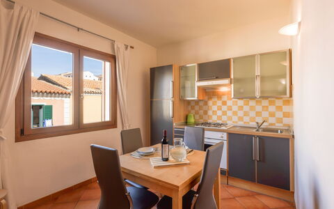 Cristal Blu Apartments In Santa Teresa Gallura: Meubles, Domicile, Porte, Tache De Bois, Chaise, Appartement, Dur, Table Cuisine Et Salle A Manger, Principaux Appliance, Cuisine