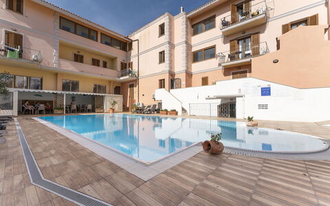 Cristal Blu Apartments In Santa Teresa Gallura: Piscine, Recours, Zone Résidentielle, Appartement, Établissements Humains, Thermes, Hôtel, Parapluie, Centre De Loisirs, Balcon