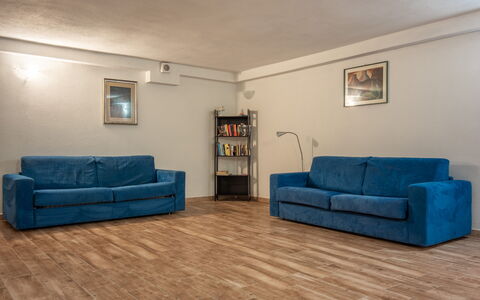 Cristal Blu Apartments In Santa Teresa Gallura: Meubles, Canapé, Sol, Sol, Design Intérieur, Bois, Salon, Parquet, Pièce, Appartement