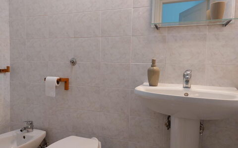 Casa Annalù With Garden, Wifi, Bogliasco: Salle De Bains, Lavabo, Luminaire Plomberie, Mur, Évier, Sol, Design Intérieur, Sol, Toilette, Siège De Toilette