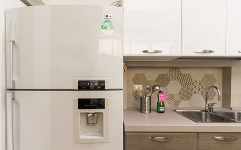 La Maison De Rosetta: Appareil De Cuisine, Cuisine, Comptoir, Cabinetry, Principaux Appliance, Design Intérieur, Électroménager, Meubles, Bois, Réfrigérateur