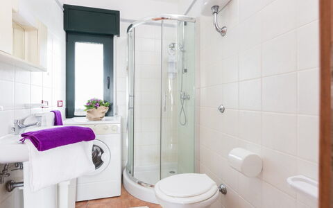 Appartamento Lido Specchiolla: Salle De Bains, Luminaire Plomberie, Design Intérieur, Sol, Sol, Toilette, Lavabo, Évier, Plomberie, Siège De Toilette