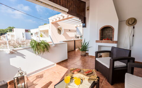 Appartamento Lido Specchiolla: Domicile, Appartement, Pot De Fleur, Plante D'Appartement, Balcon, Chaise, Ombre, Tache De Bois, Appartement Penthouse