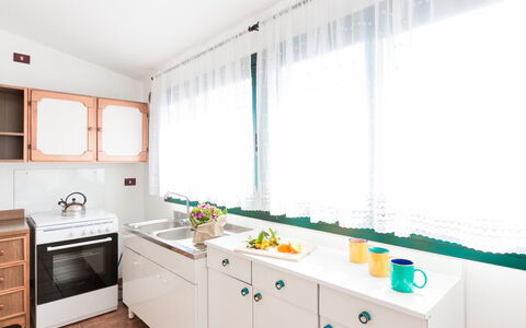 Appartamento Lido Specchiolla: Cuisine, Design Intérieur, Comptoir, Principaux Appliance, Cabinetry, Sol, Meubles, Appareil De Cuisine, Domicile, Pièce