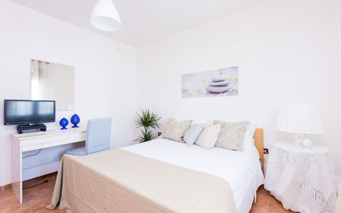 Appartamento Lido Specchiolla: Meubles, Lit, Design Intérieur, Chambre, Sol, Bois, Sol, Pièce, Drap De Lit, Literie