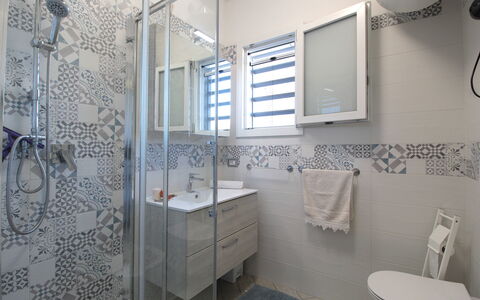Villetta Elena, Ac, Wifi, Lido Degli Scacchi: Sol, Sol, Luminaire Plomberie, Design Intérieur, Salle De Bains, Tuile, Plomberie, Pièce, Évier, Plafond