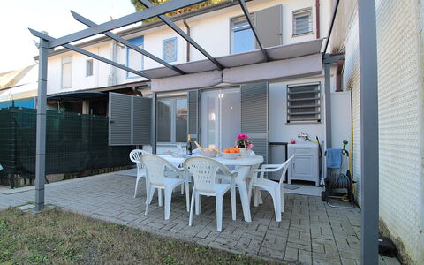 Villetta Elena, Ac, Wifi, Lido Degli Scacchi: Domicile, Ombre, Store, Balcon, Cour, Chaise, Porche, Structure En Plein Air, Daylighting, Plate-Forme