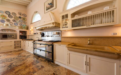 Villa Yvonne: Cuisine, Comptoir, Design Intérieur, Meubles, Cabinetry, Sol, Bois, Appareil De Cuisine, Cuisinière, Plafond