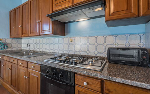 Ely Apartment In Villa, Wifi, Terricciola, Pisa: Cuisine, Principaux Appliance, Comptoir, Appareil De Cuisine, Cuisinière, Gaz Poele, Le Fourneau, Sol, Cabinetry, Cooktop