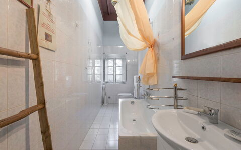 Ely Apartment In Villa, Wifi, Terricciola, Pisa: Luminaire Plomberie, Sol, Mur, Design Intérieur, Salle De Bains, Sol, Baignoire, Plafond, Plomberie, Éclairage