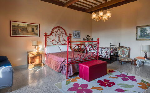 Ely Apartment In Villa, Wifi, Terricciola, Pisa: Mur, Meubles, Chambre, Design Intérieur, Lit, Sol, Literie, Linge, Drap De Lit, Cadre De Lit