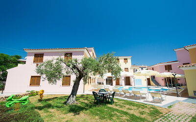 Violet Residence In Orosei: Piscine, Zone Résidentielle, Ville, Recours, Biens, Établissements Humains, Mobilier De Jardin, Domicile, Appartement, Hacienda