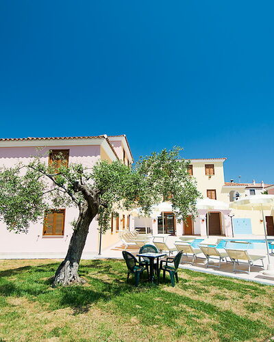 Violet Residence In Orosei: Piscine, Zone Résidentielle, Ville, Recours, Biens, Établissements Humains, Mobilier De Jardin, Domicile, Appartement, Hacienda
