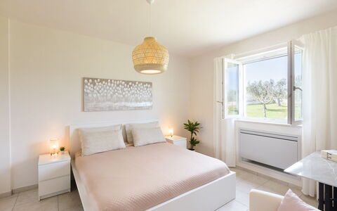Villa Pallino: Lit, Meubles, Design Intérieur, Chambre, Literie, Mur, Drap De Lit, Sol, Sol, Plafond