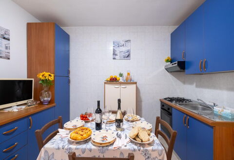 On The Sea San Foca,wifi, Ac: Appartement, Pièce, Chaise, Plante D'Appartement, Hôtel, Cabinetry, Rideau