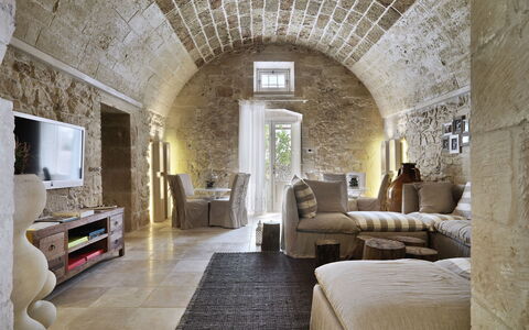 Masseria Capasa: Meubles, Mur, Design Intérieur, Sol, Canapé, Plafond, Sol, Salon, Éclairage, Chaise
