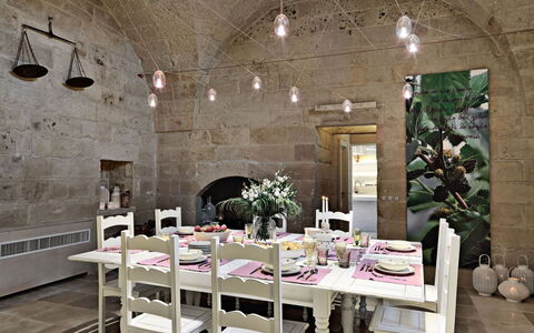 Masseria Capasa: Meubles, Design Intérieur, Sol, Chaise, Table, Plafond, Table Cuisine Et Salle A Manger, Sol, Éclairage, Salle À Manger