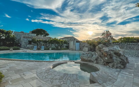 Masseria Capasa: Dalle, Caractéristique De L'Eau, Tuile, Aménagement Paysager, Piscine, Fontaine