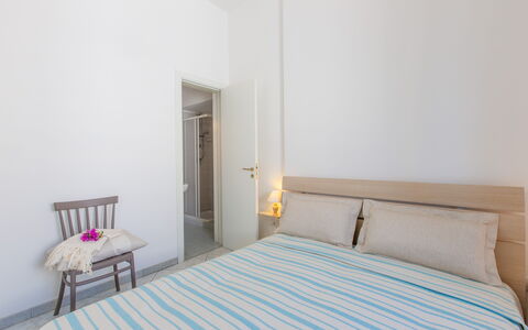 Vista Mare Da Rossella: Design Intérieur, Meubles, Sol, Sol, Chambre, Bois, Lit, Textile, Linge, Drap De Lit