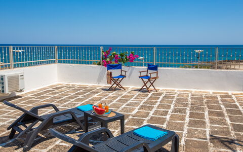 Vista Mare Da Rossella: Bleu, Meubles, Sol, Sol, Chaise, Table, Mer, Océan, Mobilier De Jardin, Recours