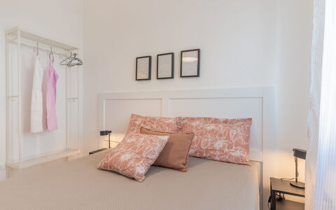 Casa Olimpo: Meubles, Lit, Design Intérieur, Chambre, Literie, Mur, Drap De Lit, Linge, Pièce, Sol