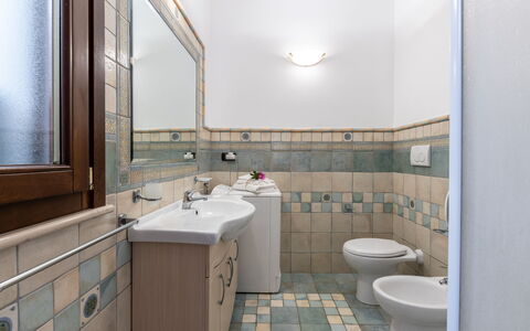 La Vista Mare Da Viola: Sol, Luminaire Plomberie, Salle De Bains, Sol, Design Intérieur, Tuile, Lavabo, Robinet, Plomberie, Évier