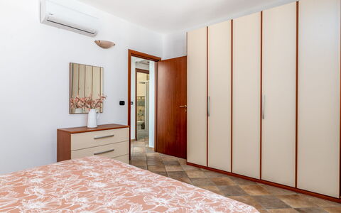 La Vista Mare Da Viola: Design Intérieur, Sol, Meubles, Bois, Sol, Lit, Pièce, Chambre, Cabinetry, Domicile