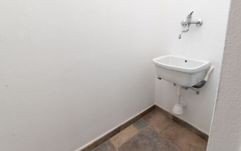 La Vista Mare Da Viola: Mur, Luminaire Plomberie, Sol, Sol, Salle De Bains, Plomberie, Évier, Robinet, Lavabo, Tuile